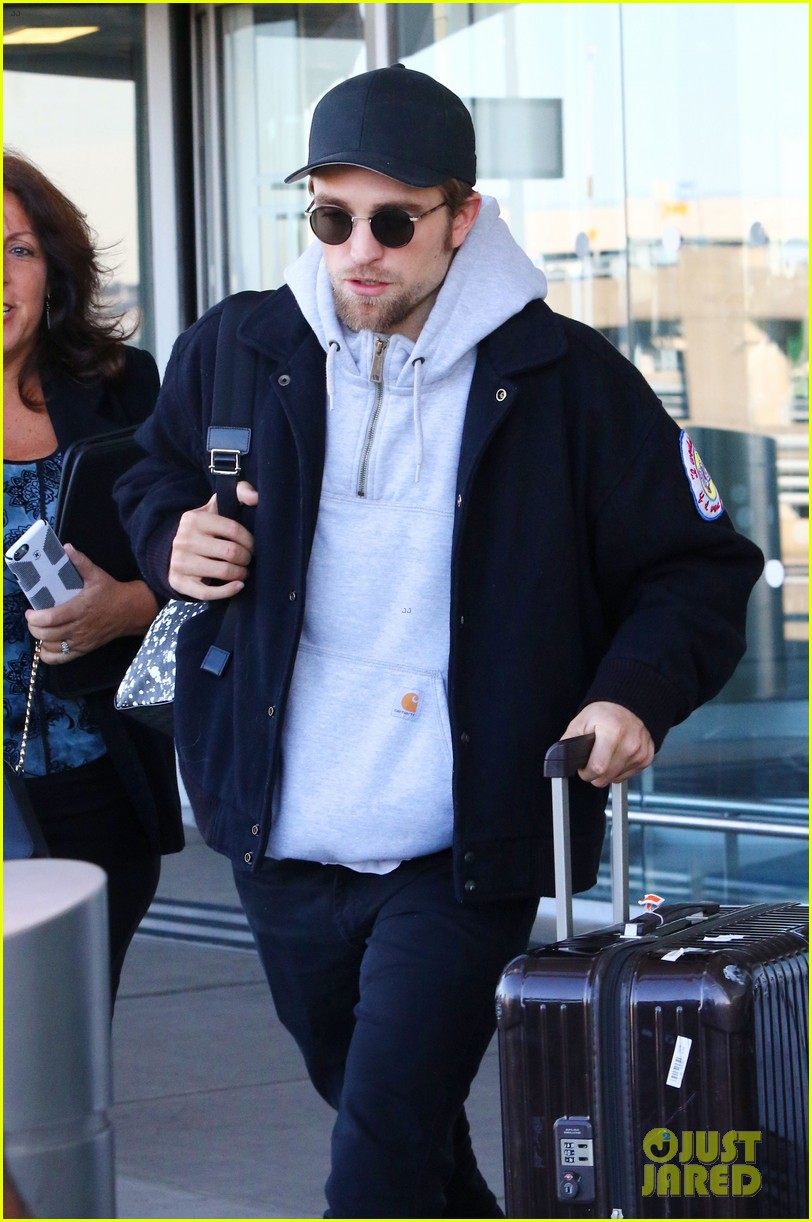 robert pattinson touches down in nyc for the weekend 03