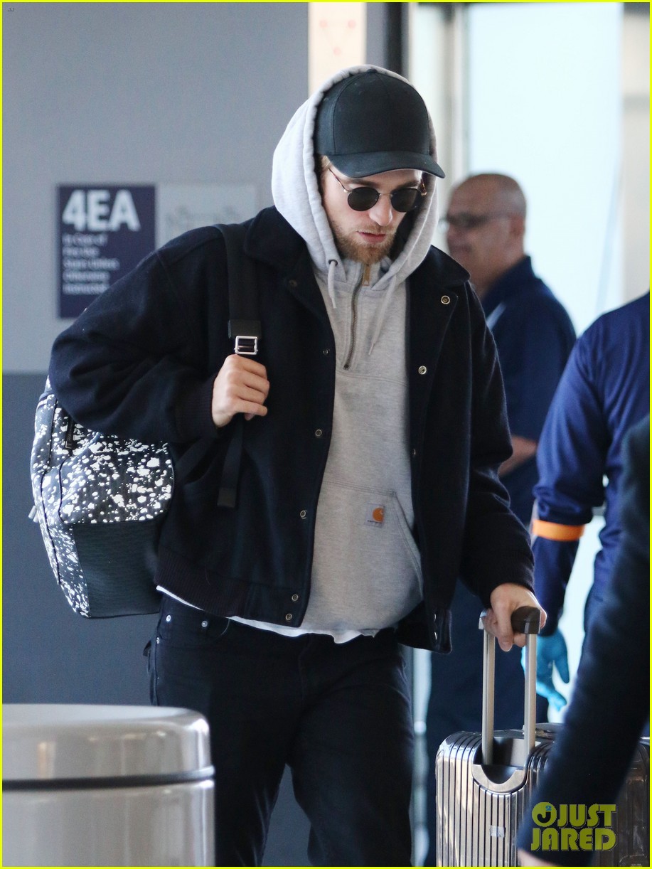 robert pattinson touches down in nyc for the weekend 05