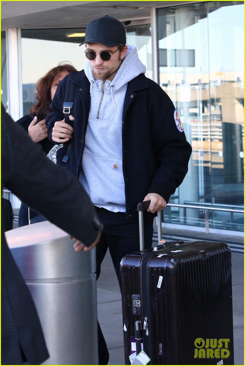 robert pattinson touches down in nyc for the weekend 06