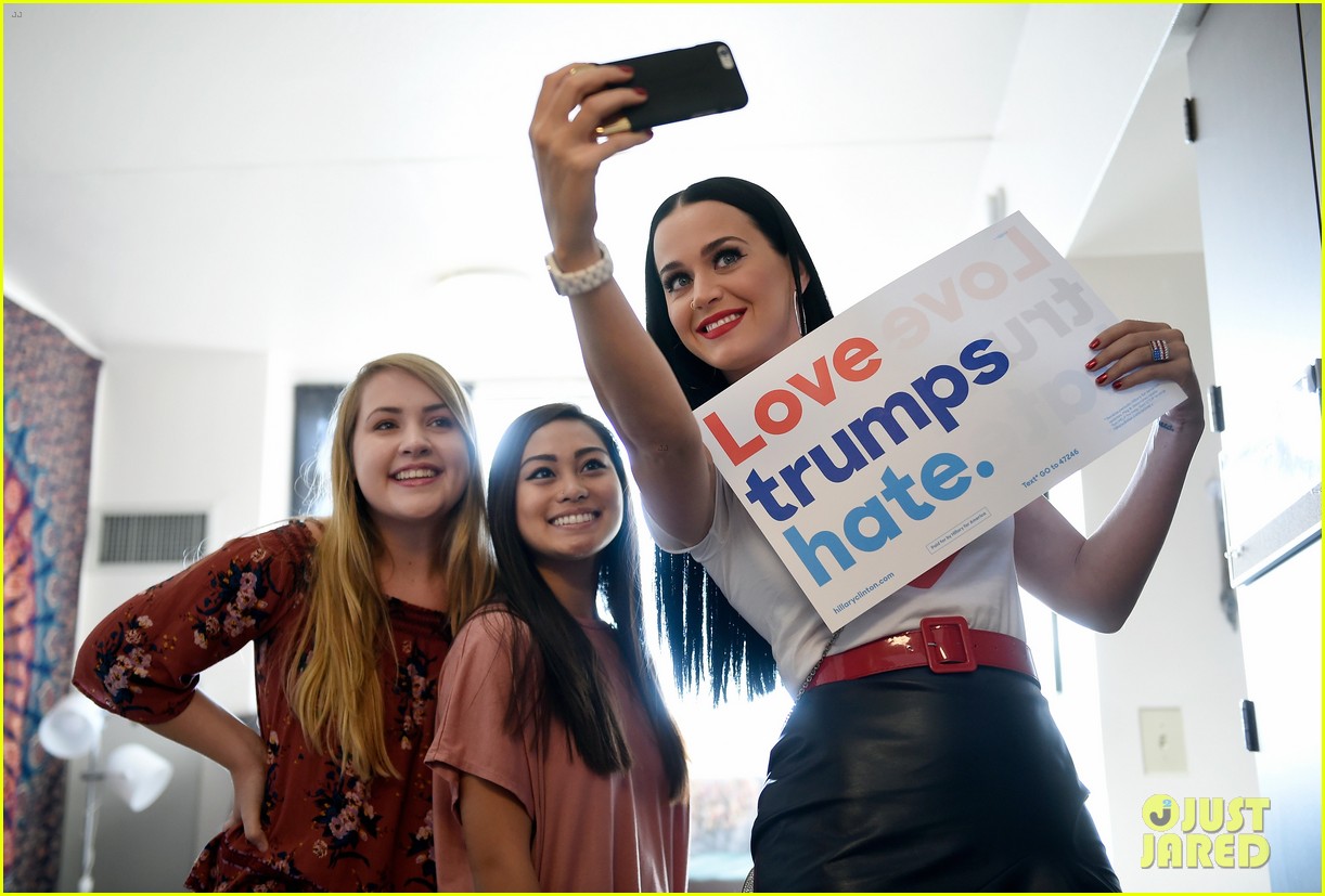 katy perry visits unlv dorms to urge students to vote for hillary clinton 03