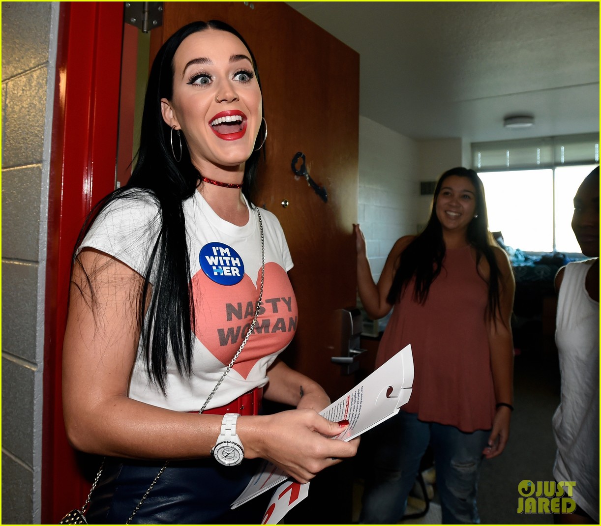 katy perry visits unlv dorms to urge students to vote for hillary clinton 14