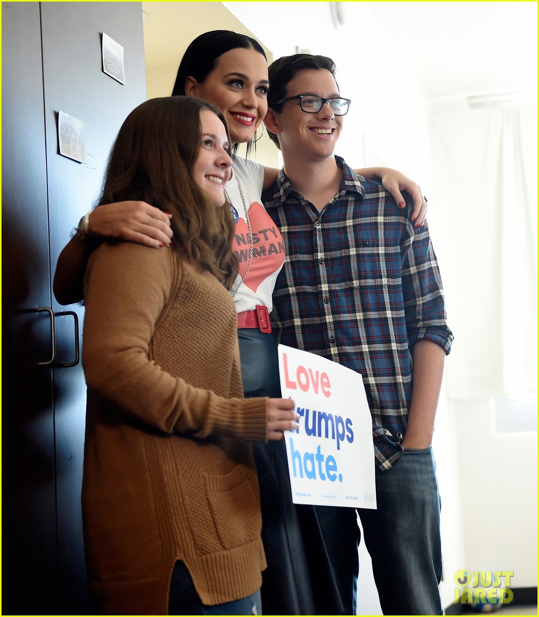 katy perry visits unlv dorms to urge students to vote for hillary clinton 22
