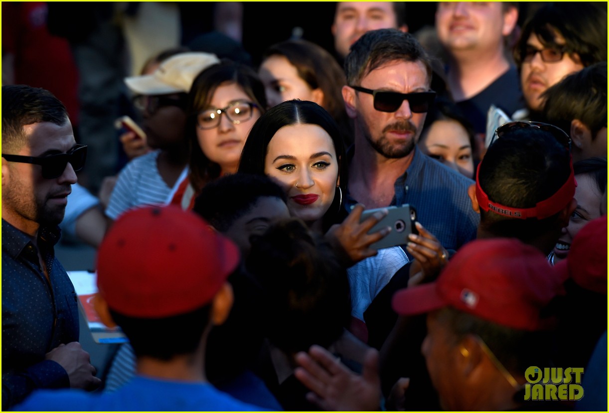 katy perry visits unlv dorms to urge students to vote for hillary clinton 26