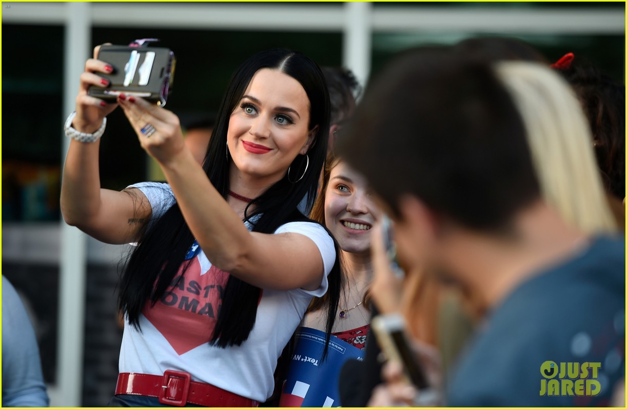 katy perry visits unlv dorms to urge students to vote for hillary clinton 28