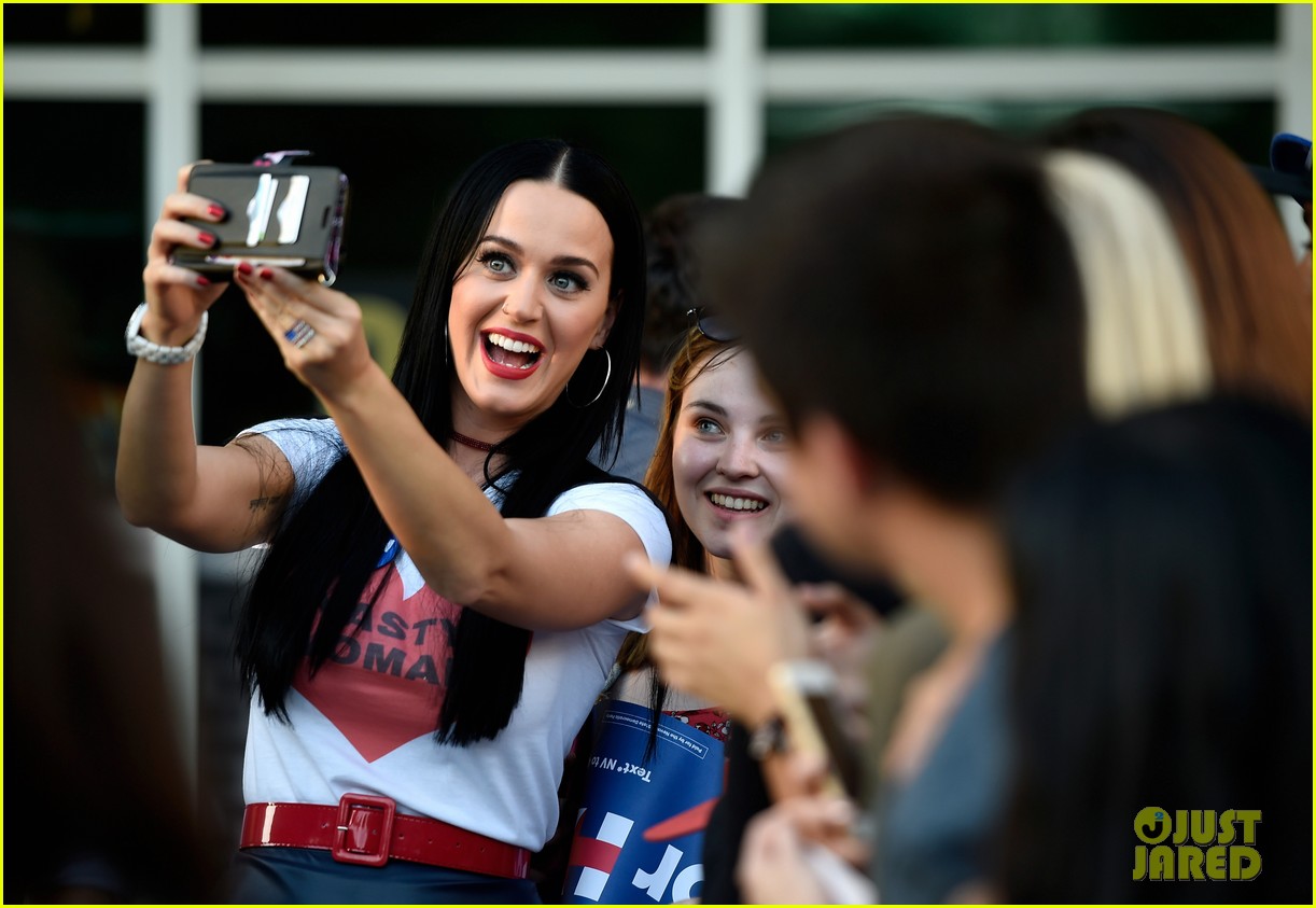 katy perry visits unlv dorms to urge students to vote for hillary clinton 30