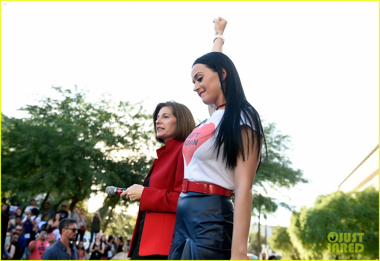 katy perry visits unlv dorms to urge students to vote for hillary clinton 31
