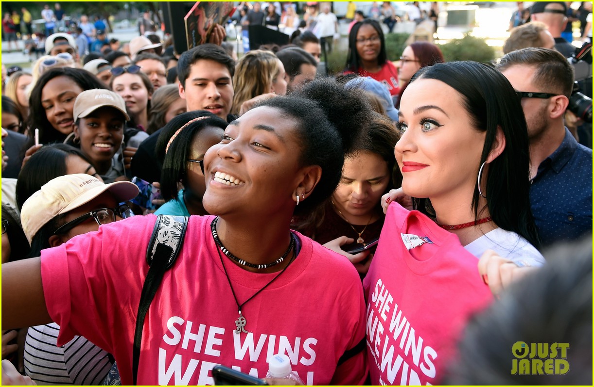 katy perry visits unlv dorms to urge students to vote for hillary clinton 32