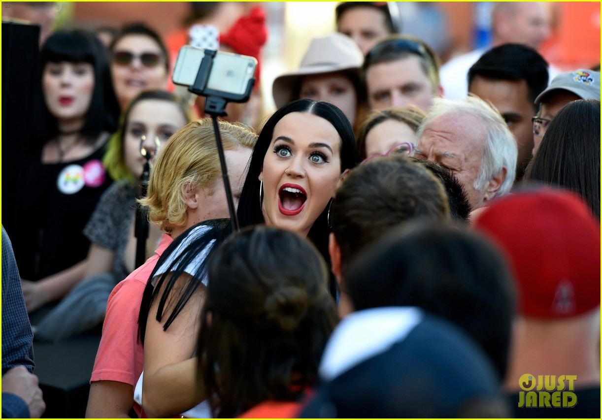katy perry visits unlv dorms to urge students to vote for hillary clinton 33