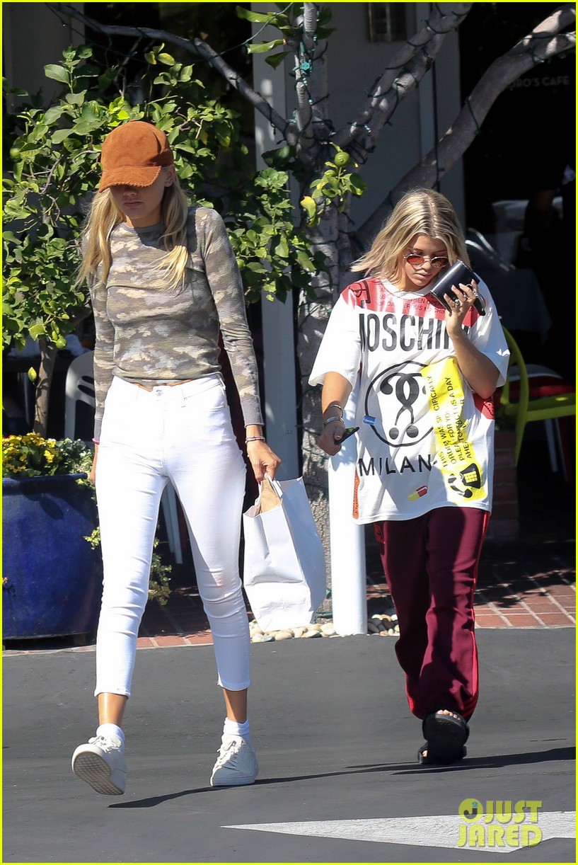 sofia richie visits a pet shop in beverly hills 03