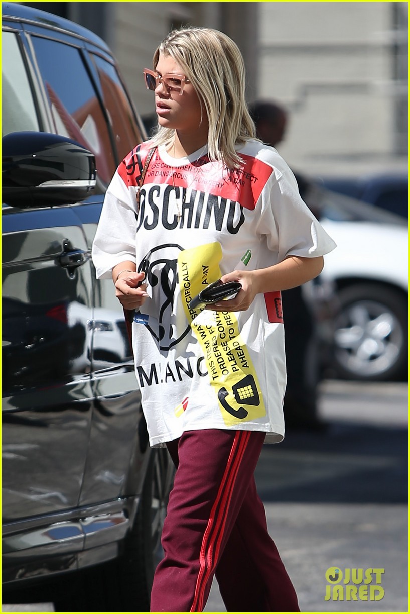 sofia richie visits a pet shop in beverly hills 04