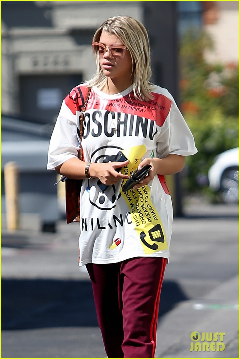 sofia richie visits a pet shop in beverly hills 10