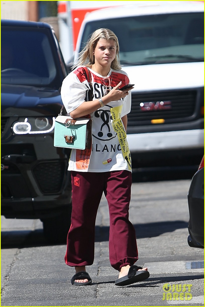 sofia richie visits a pet shop in beverly hills 11