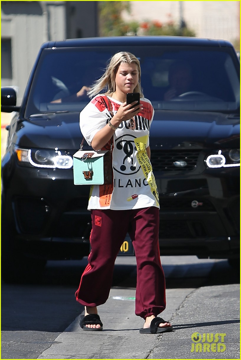 sofia richie visits a pet shop in beverly hills 14