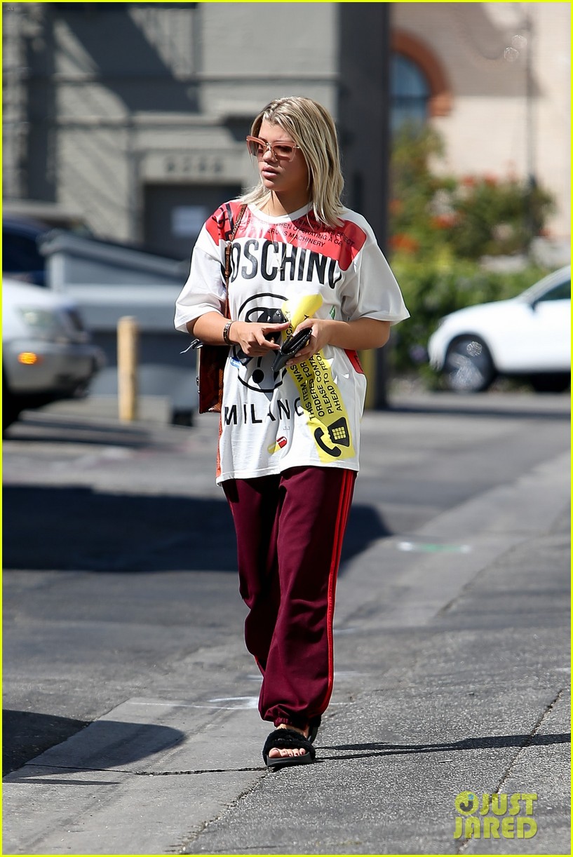 sofia richie visits a pet shop in beverly hills 16