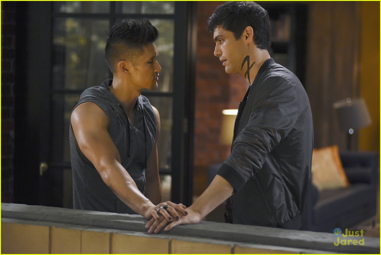 shadowhunters s2 premiere first look paul direct 03