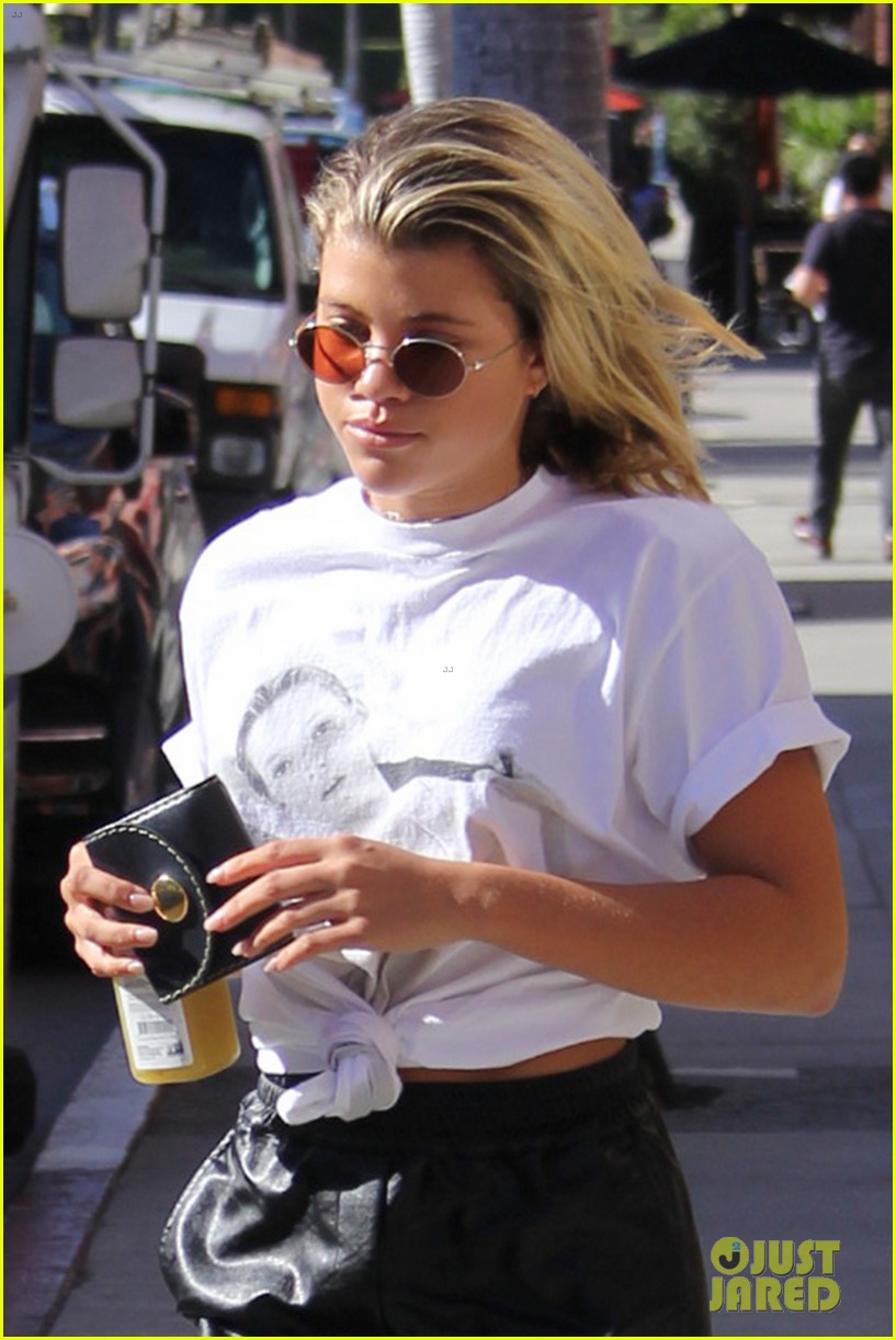 sofia richie steps out for shopping with a pal 06