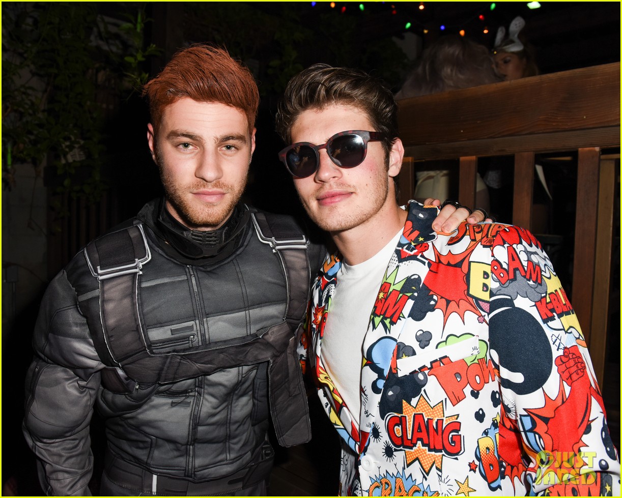 cody christian dylan sprayberry just jared halloween party 04