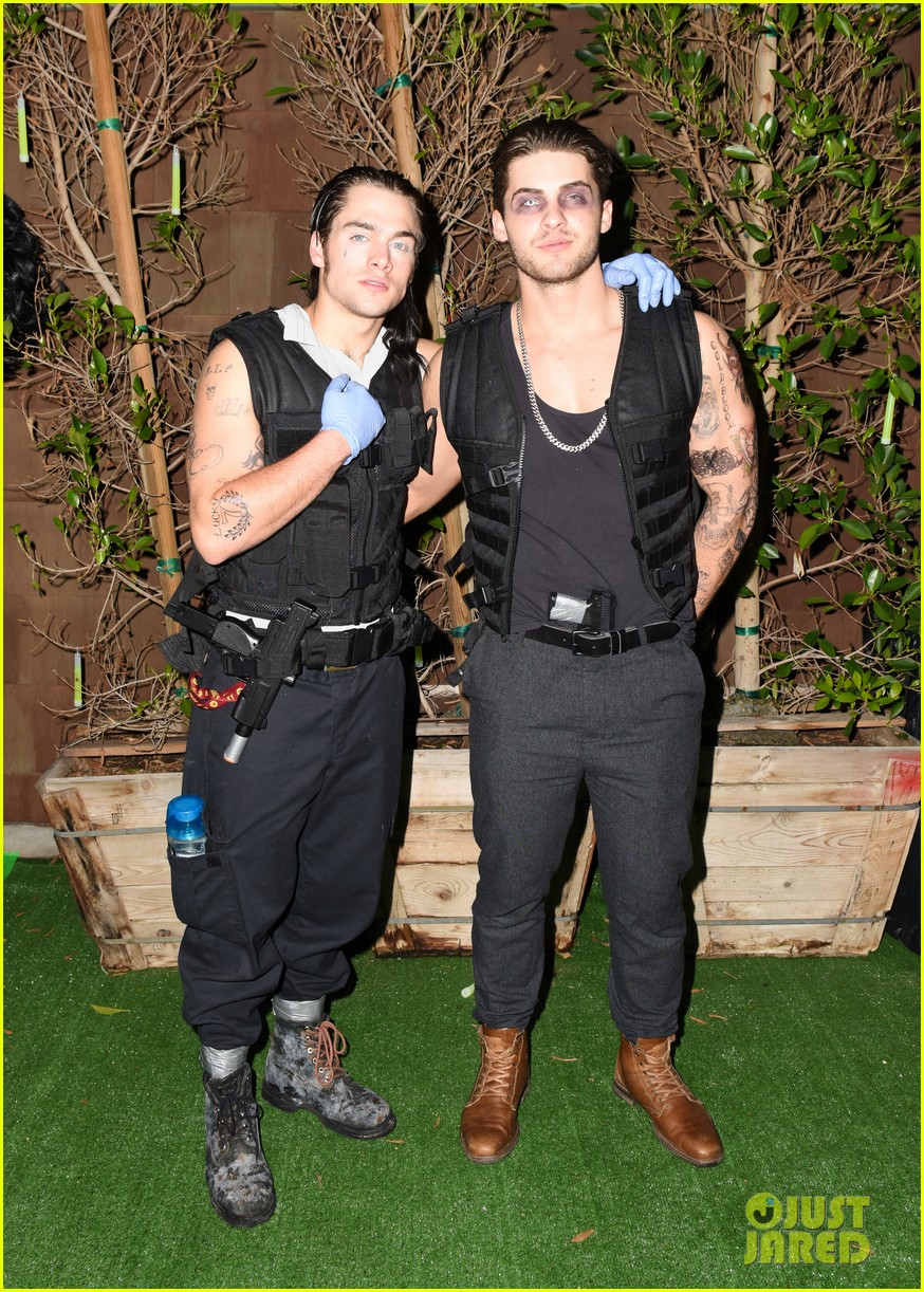 cody christian dylan sprayberry just jared halloween party 05