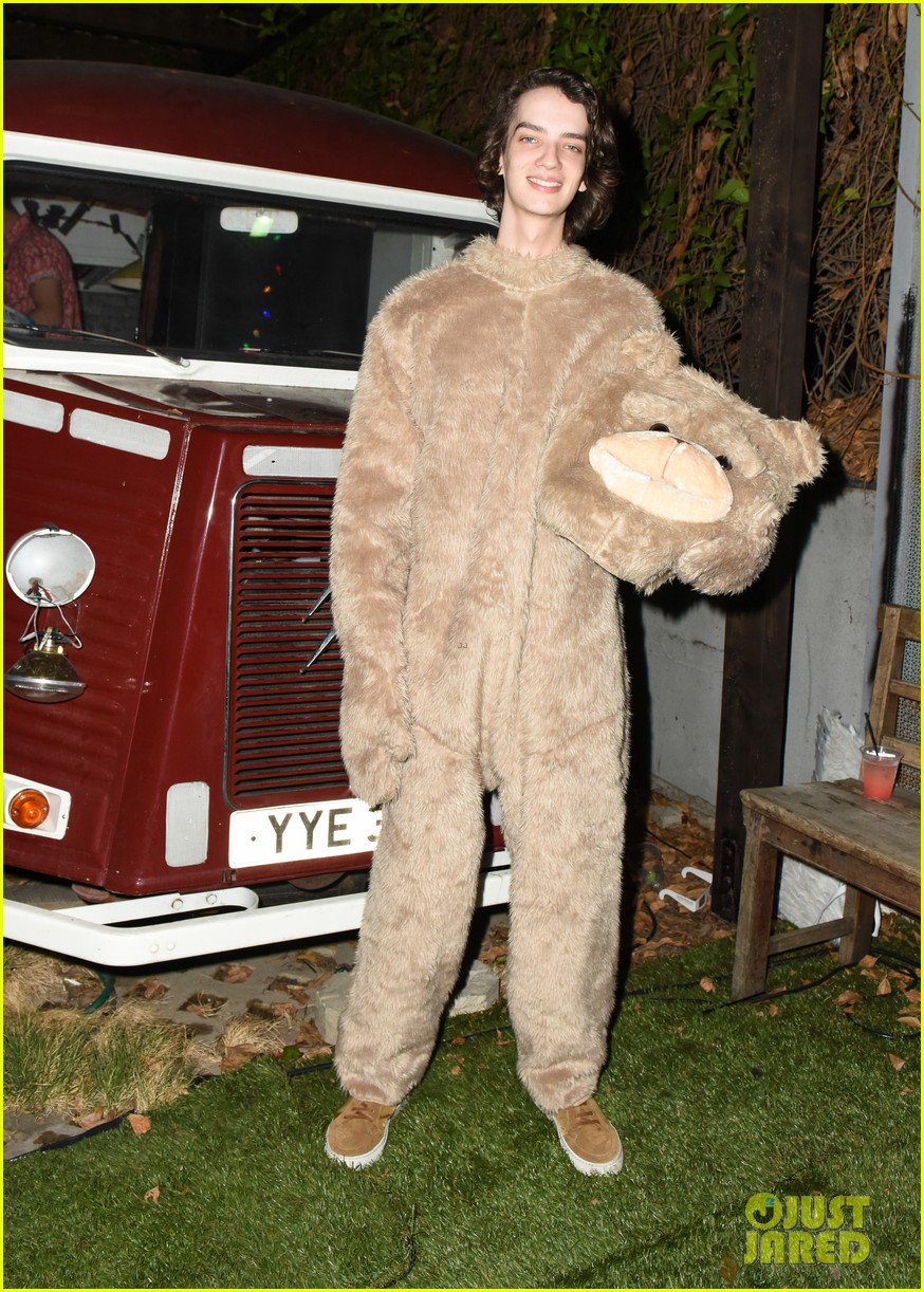 cody christian dylan sprayberry just jared halloween party 14
