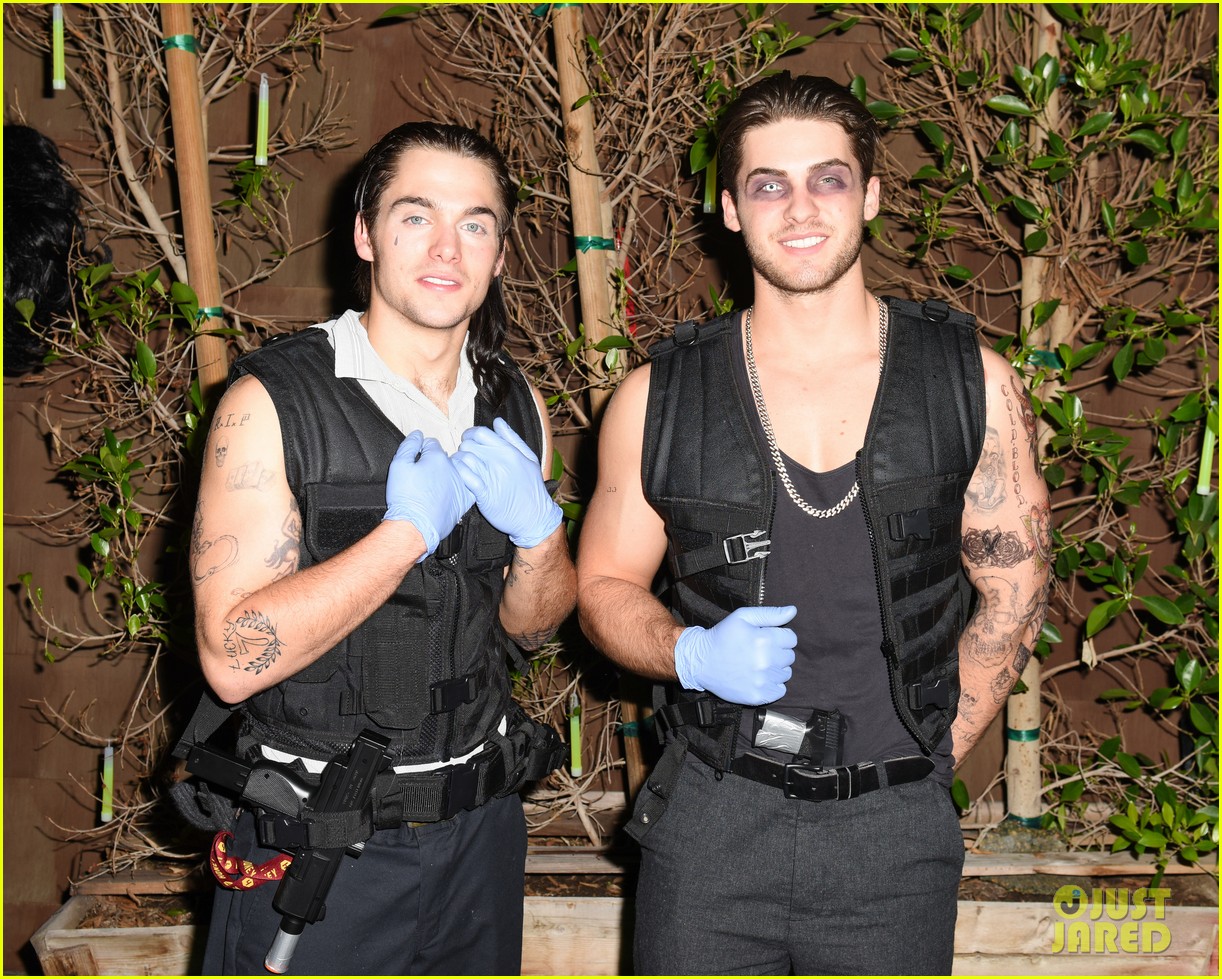 cody christian dylan sprayberry just jared halloween party 16