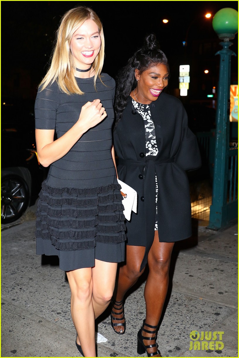 taylor swift goes to a concert with serena williams karlie kloss 34