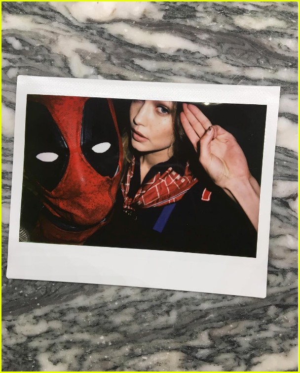 taylor swift hosts halloween party with her squad 03