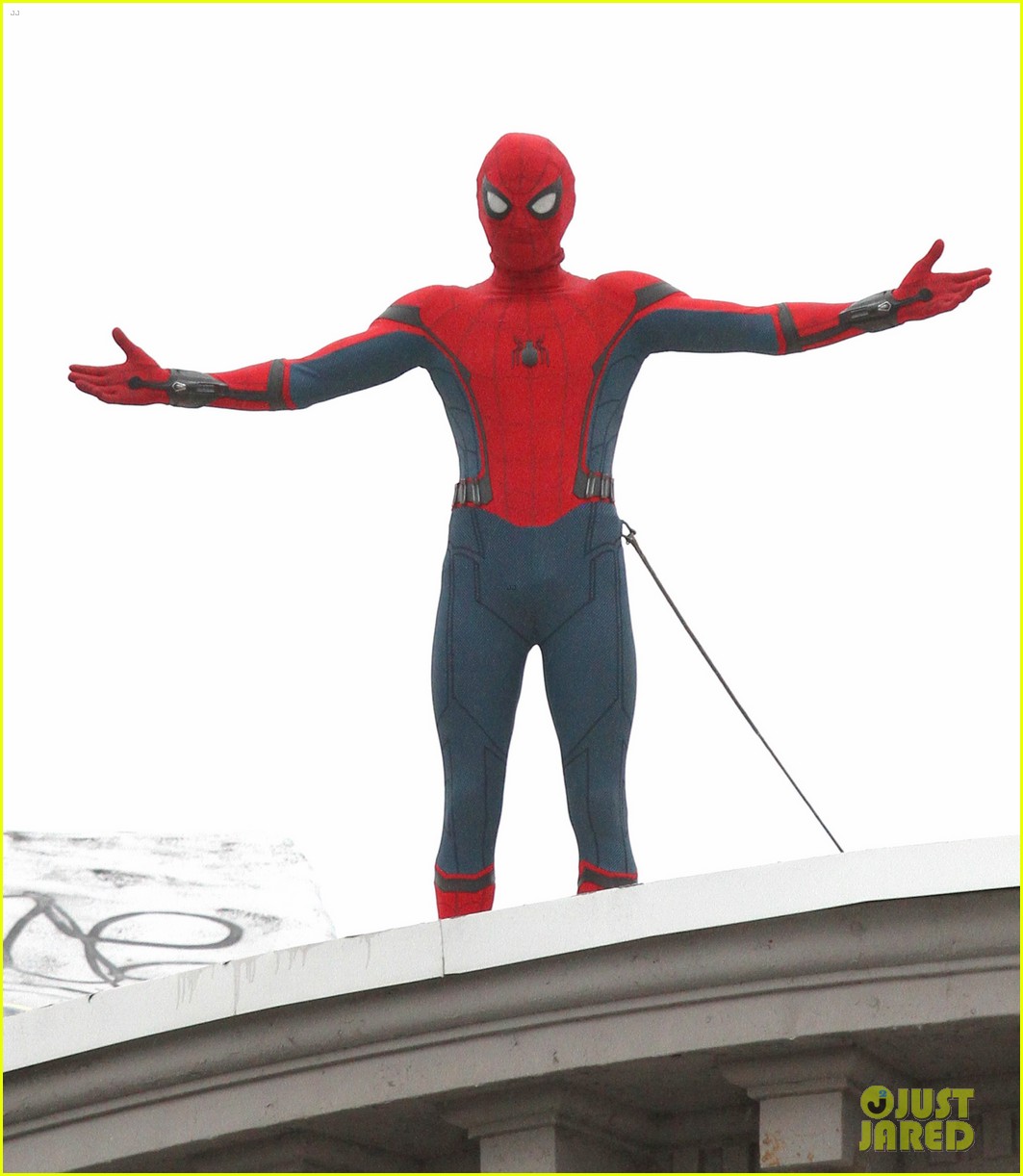 tom holland snaps a selfie while filming spide man homecoming 04