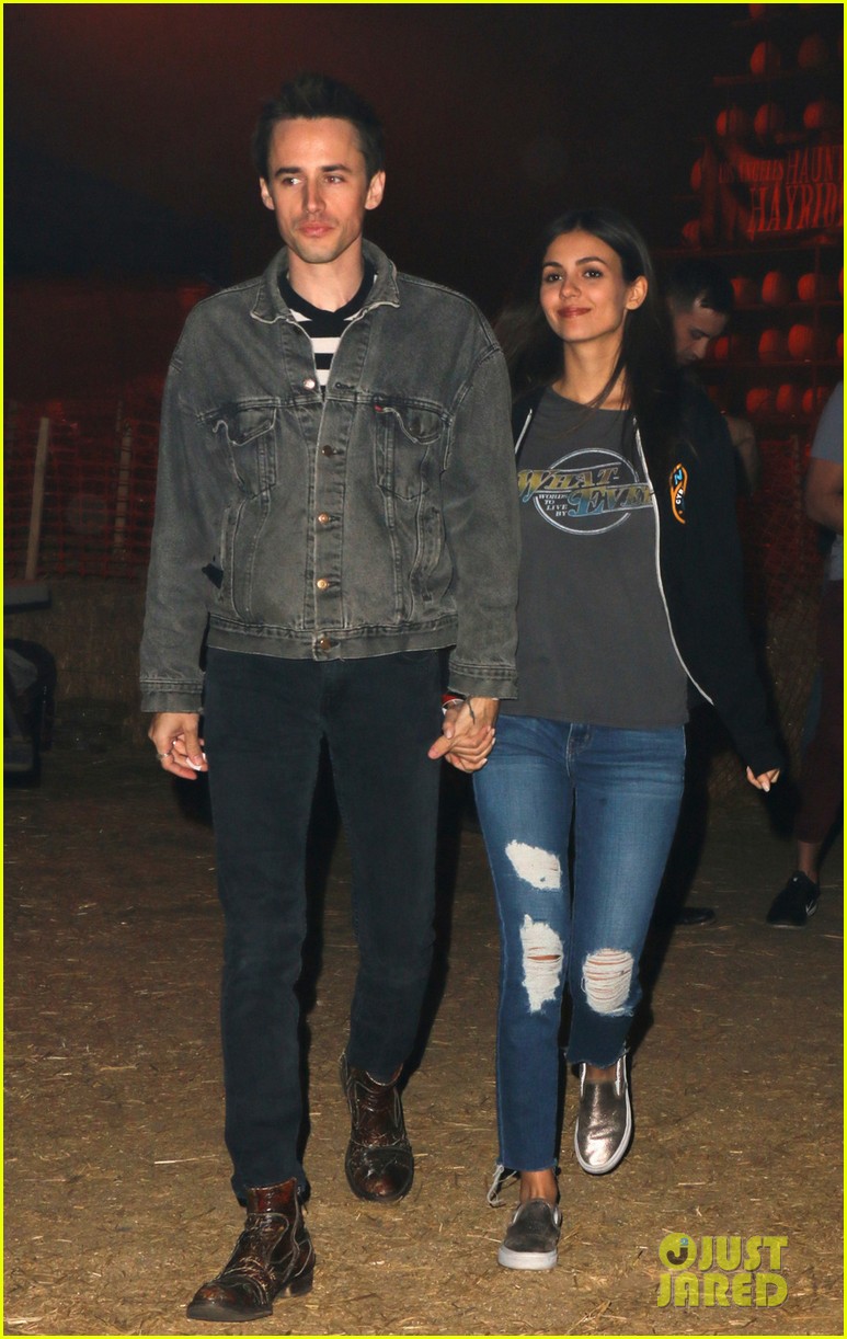 victoria justice take me leave me rent dreams horror nights 01