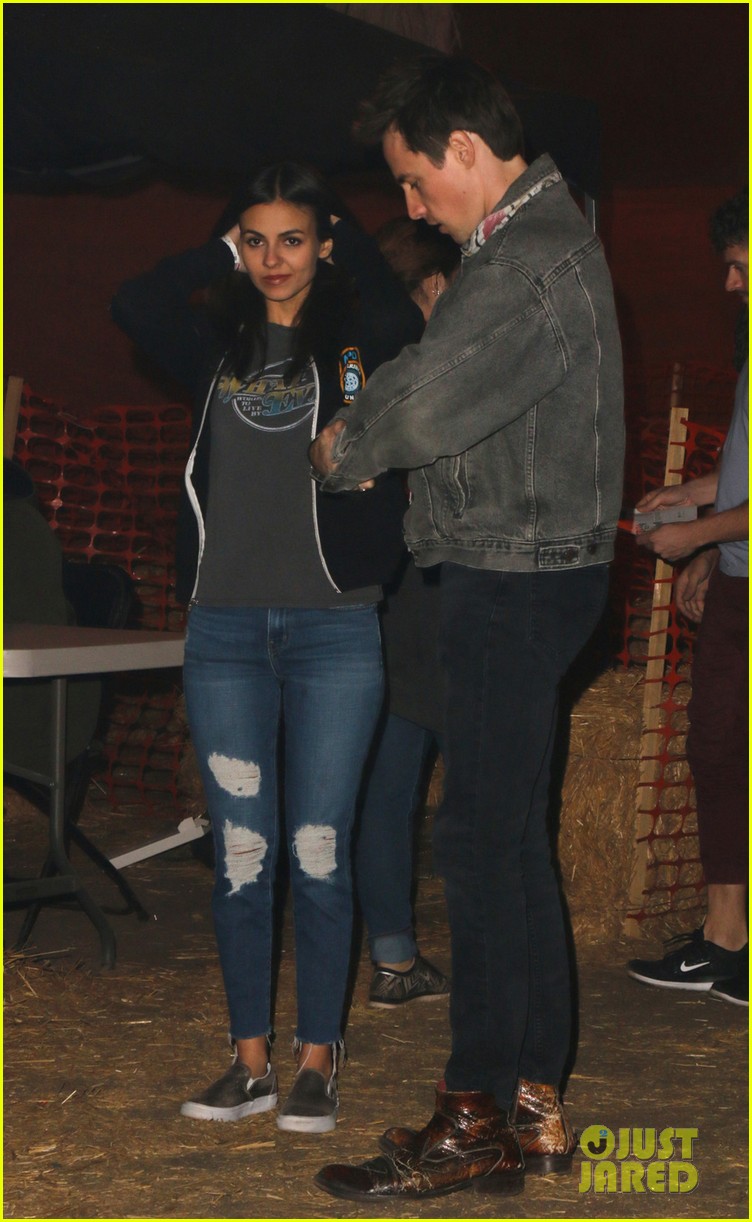 victoria justice take me leave me rent dreams horror nights 02