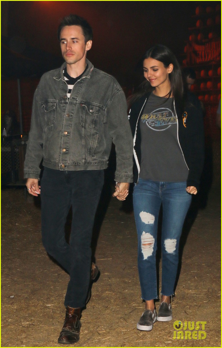 victoria justice take me leave me rent dreams horror nights 03