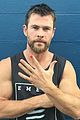 zac efron chris hemsworth paint their nails for good cause 02