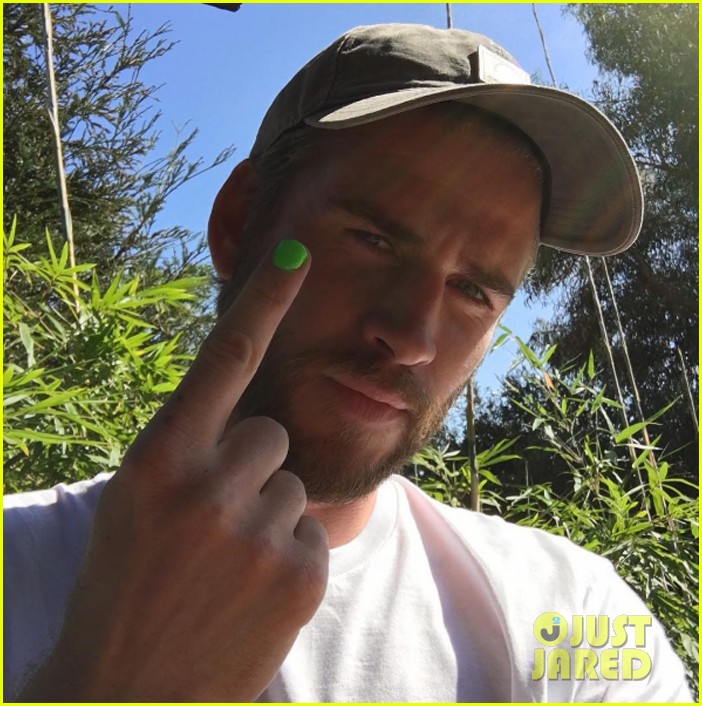 zac efron chris hemsworth paint their nails for good cause 03