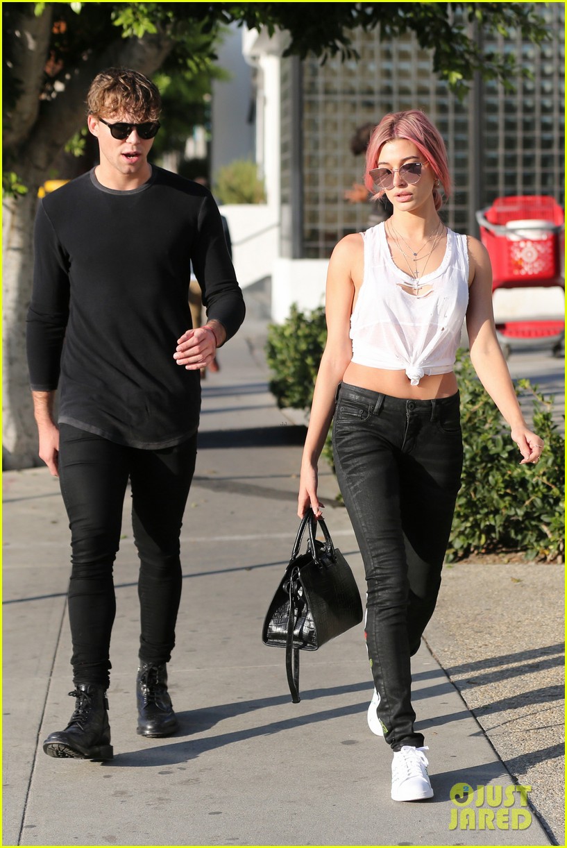 hailey baldwin steps out with a mystery man and pink hair 01