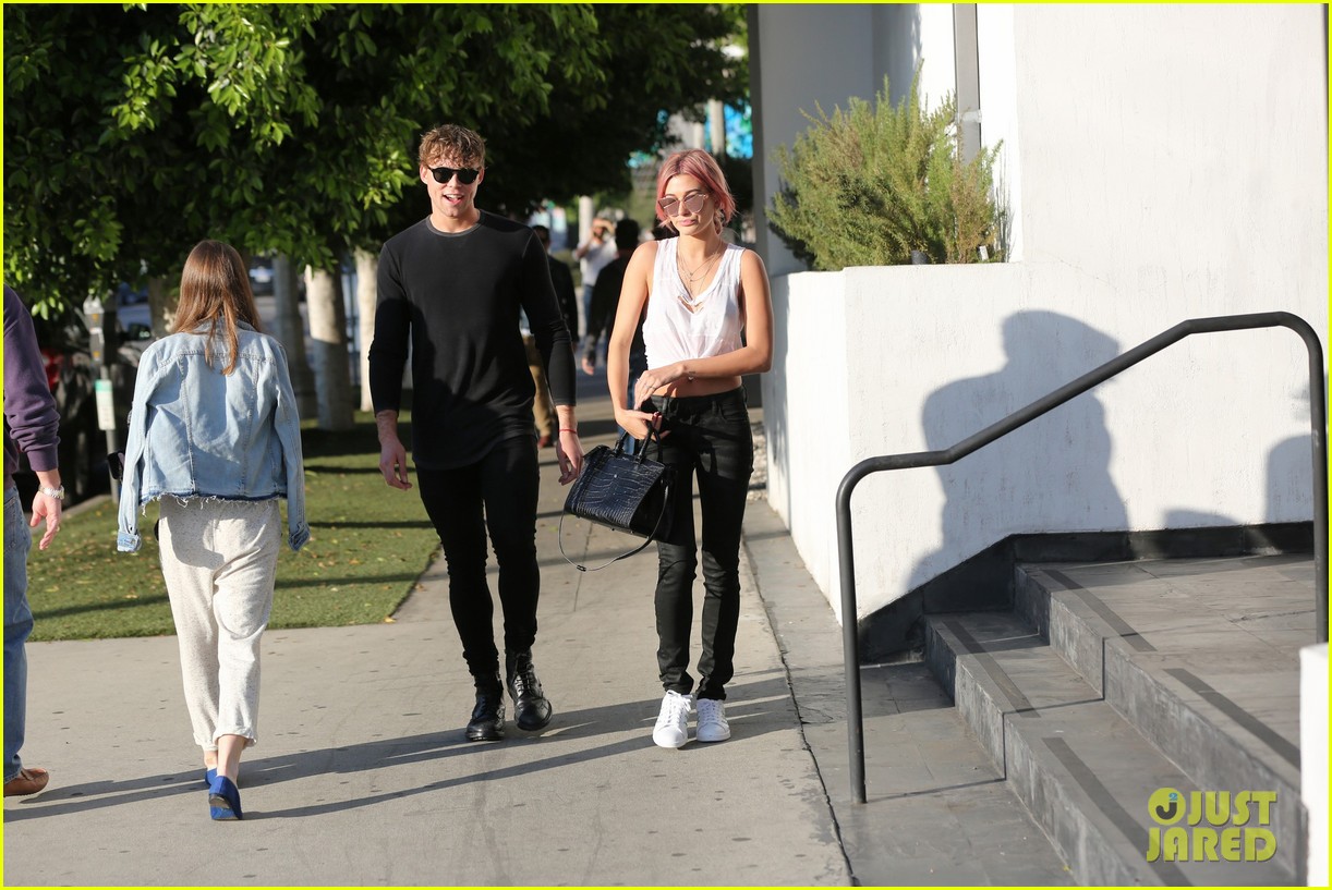 hailey baldwin steps out with a mystery man and pink hair 05
