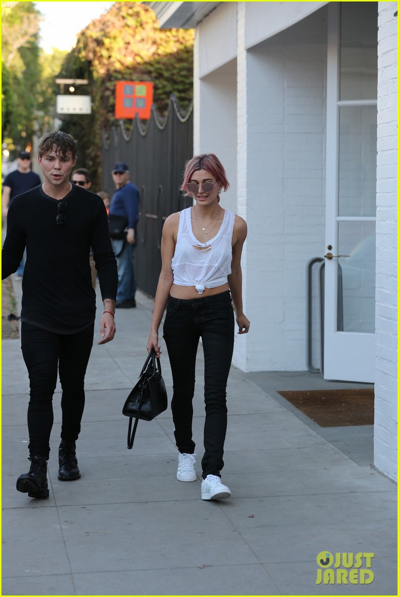 hailey baldwin steps out with a mystery man and pink hair 09