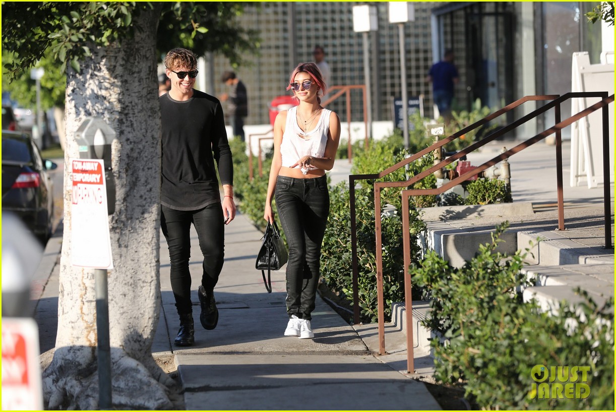 hailey baldwin steps out with a mystery man and pink hair 12