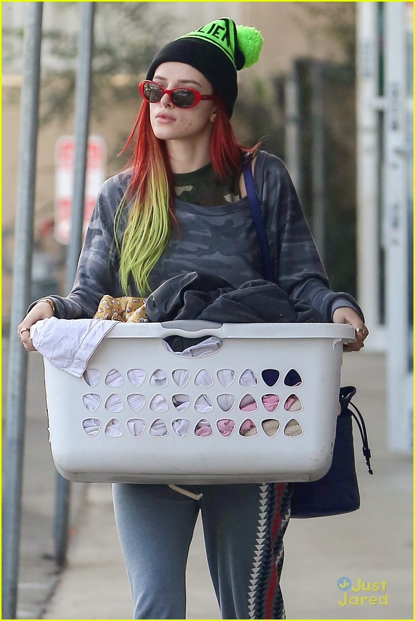 bella thorne laundry day with sis dani 02