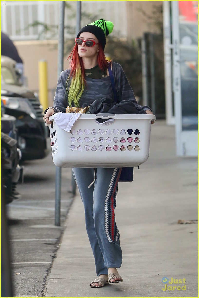 bella thorne laundry day with sis dani 04