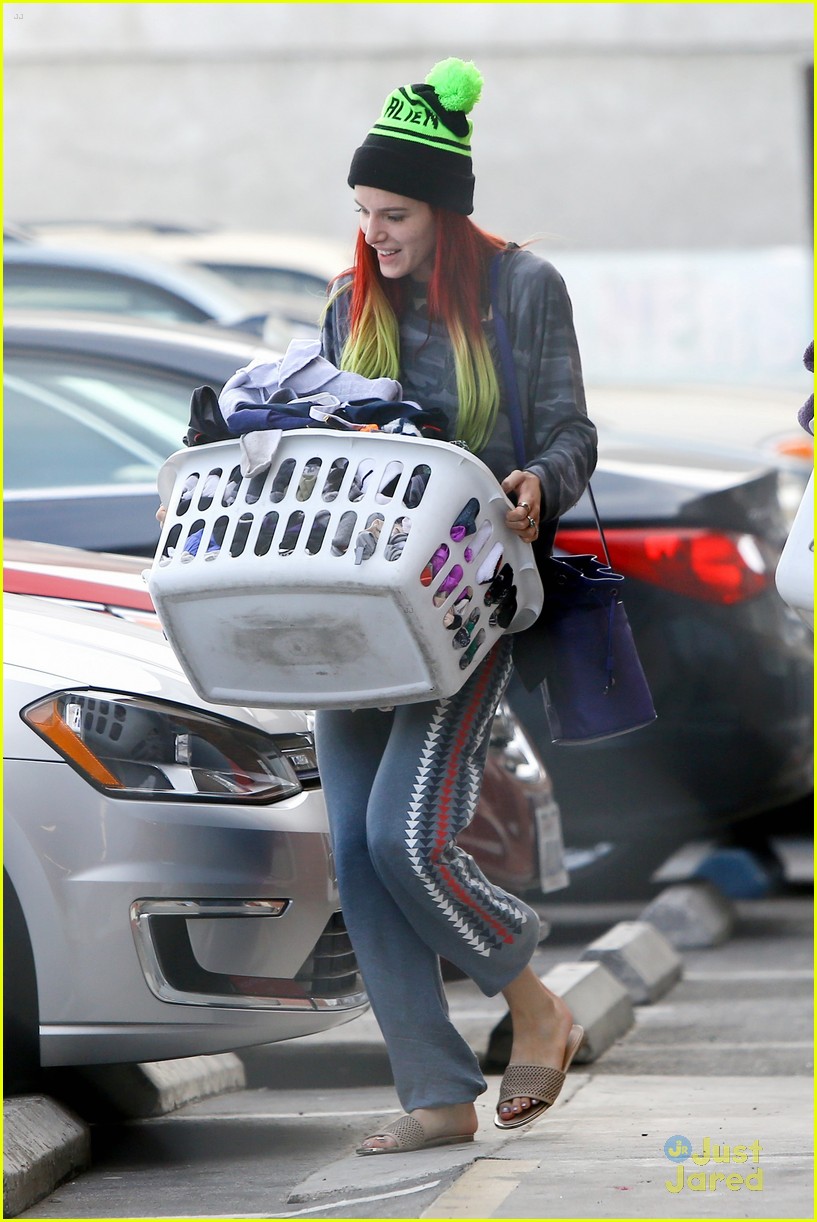 bella thorne laundry day with sis dani 08