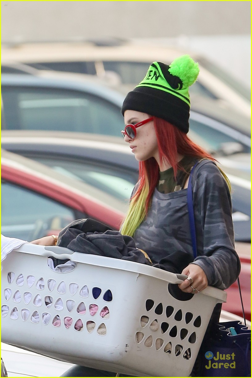 bella thorne laundry day with sis dani 09