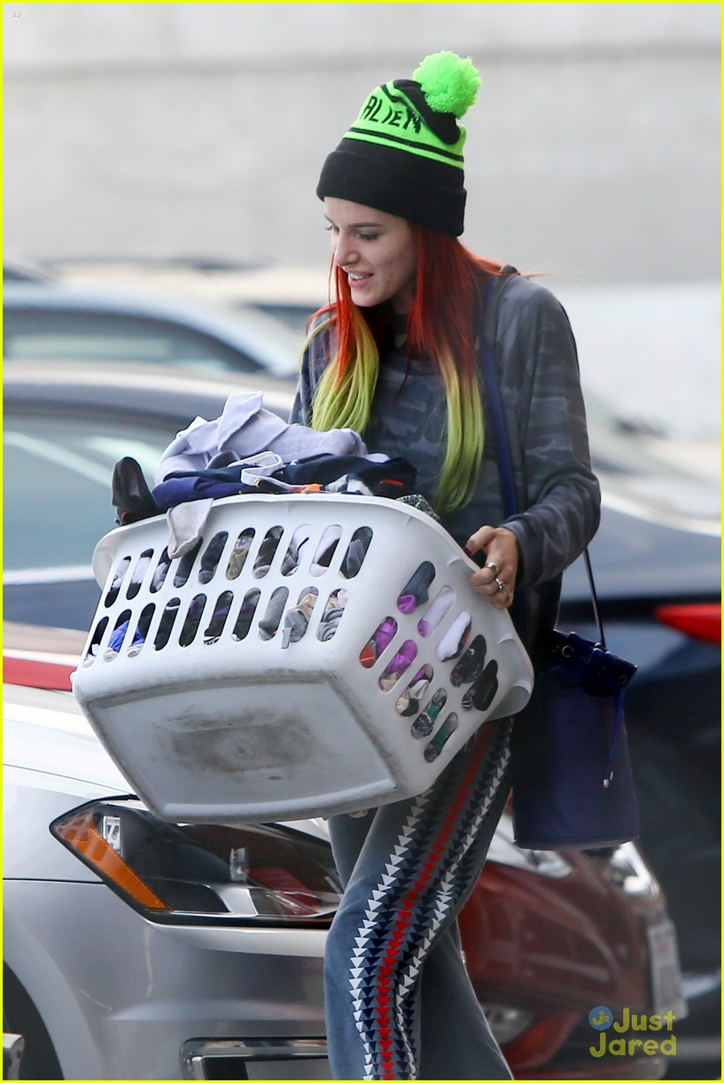 bella thorne laundry day with sis dani 12