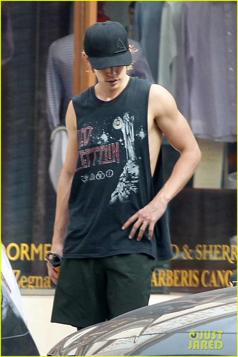 austin butler shows off his muscles while leaving the gym 03
