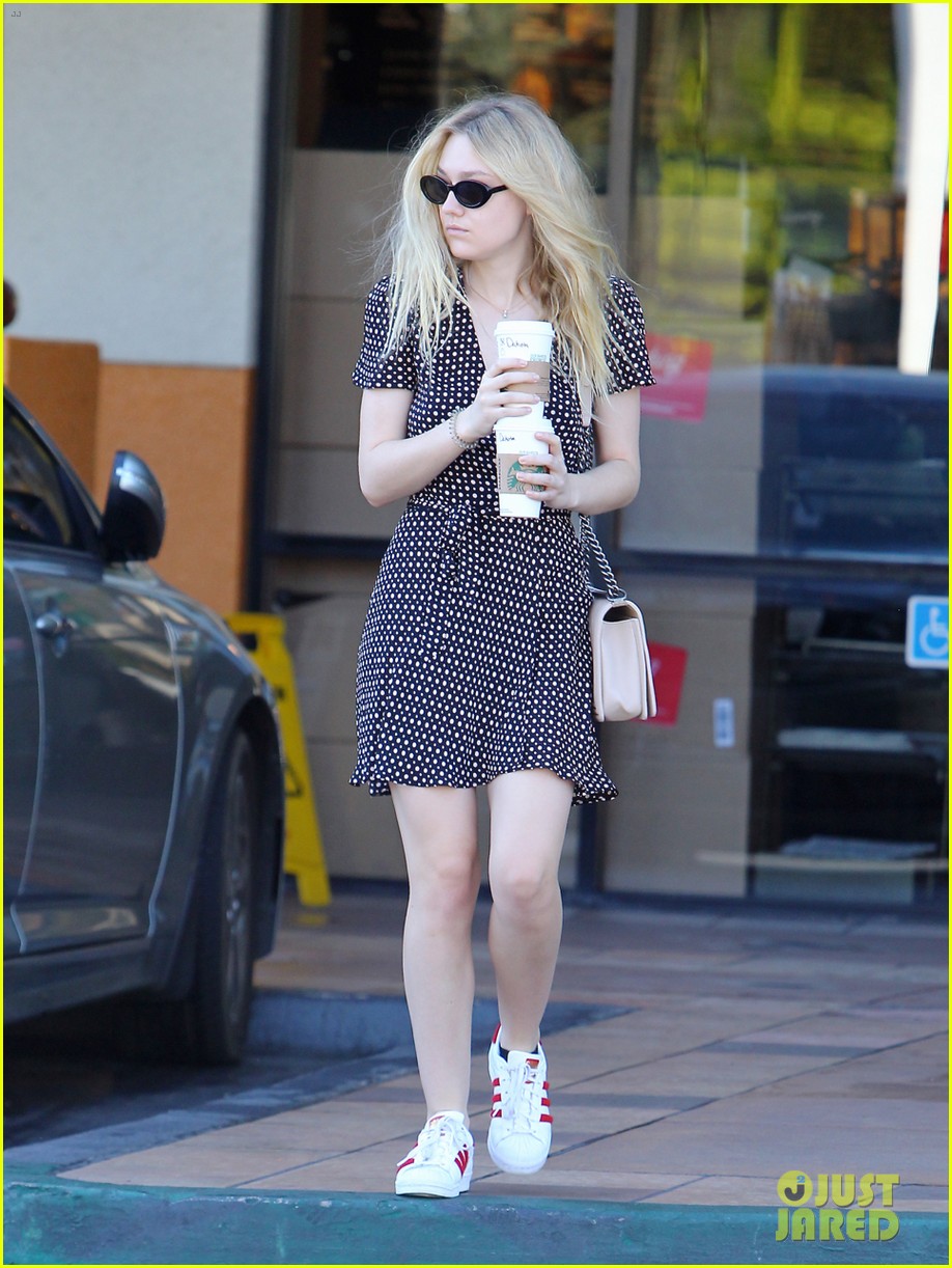 dakota fanning cats her vote in the election 01