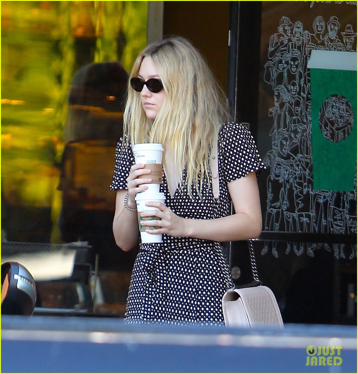 dakota fanning cats her vote in the election 03