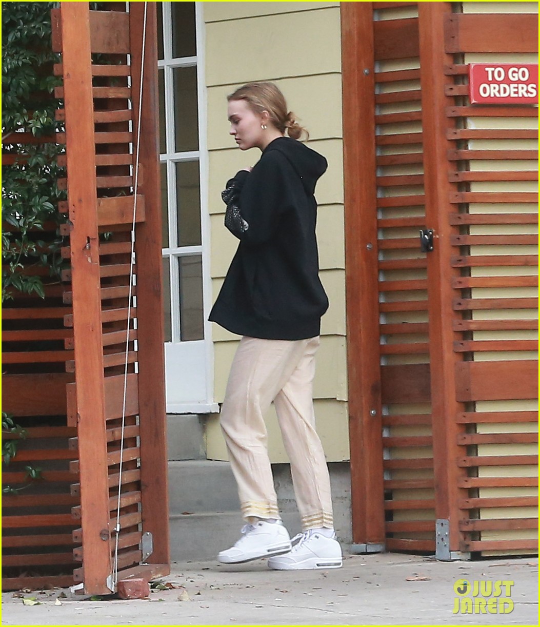 lily rose depp grabs lunch with harley quinn smith and ash stymest 02
