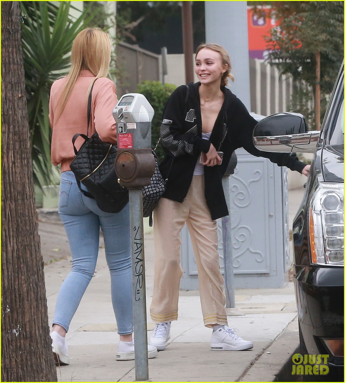 lily rose depp grabs lunch with harley quinn smith and ash stymest 05
