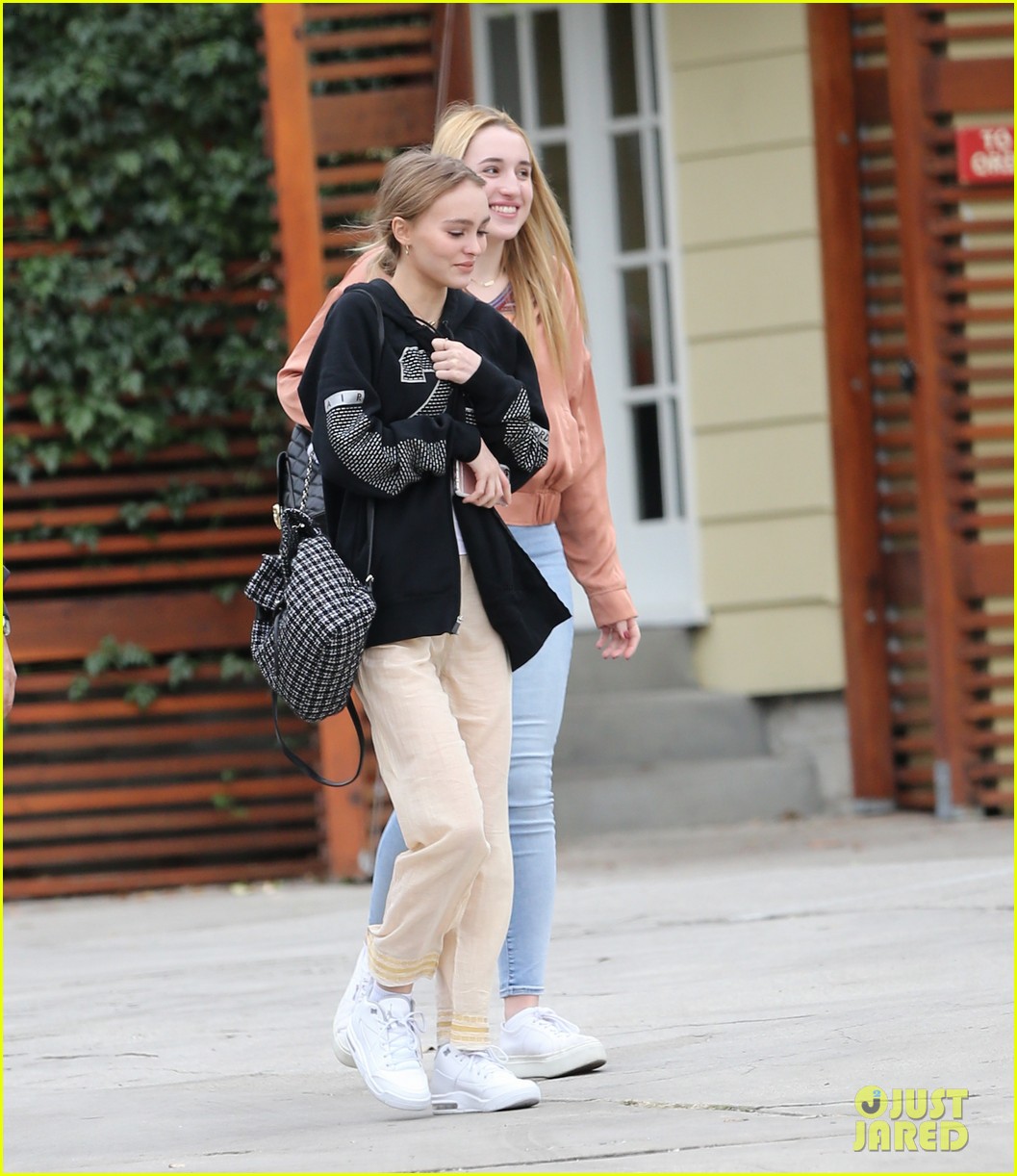 lily rose depp grabs lunch with harley quinn smith and ash stymest 06