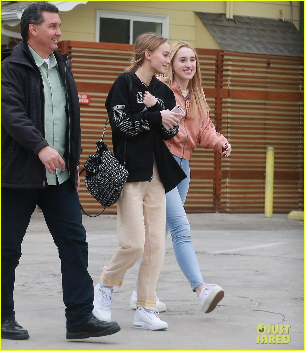 lily rose depp grabs lunch with harley quinn smith and ash stymest 09