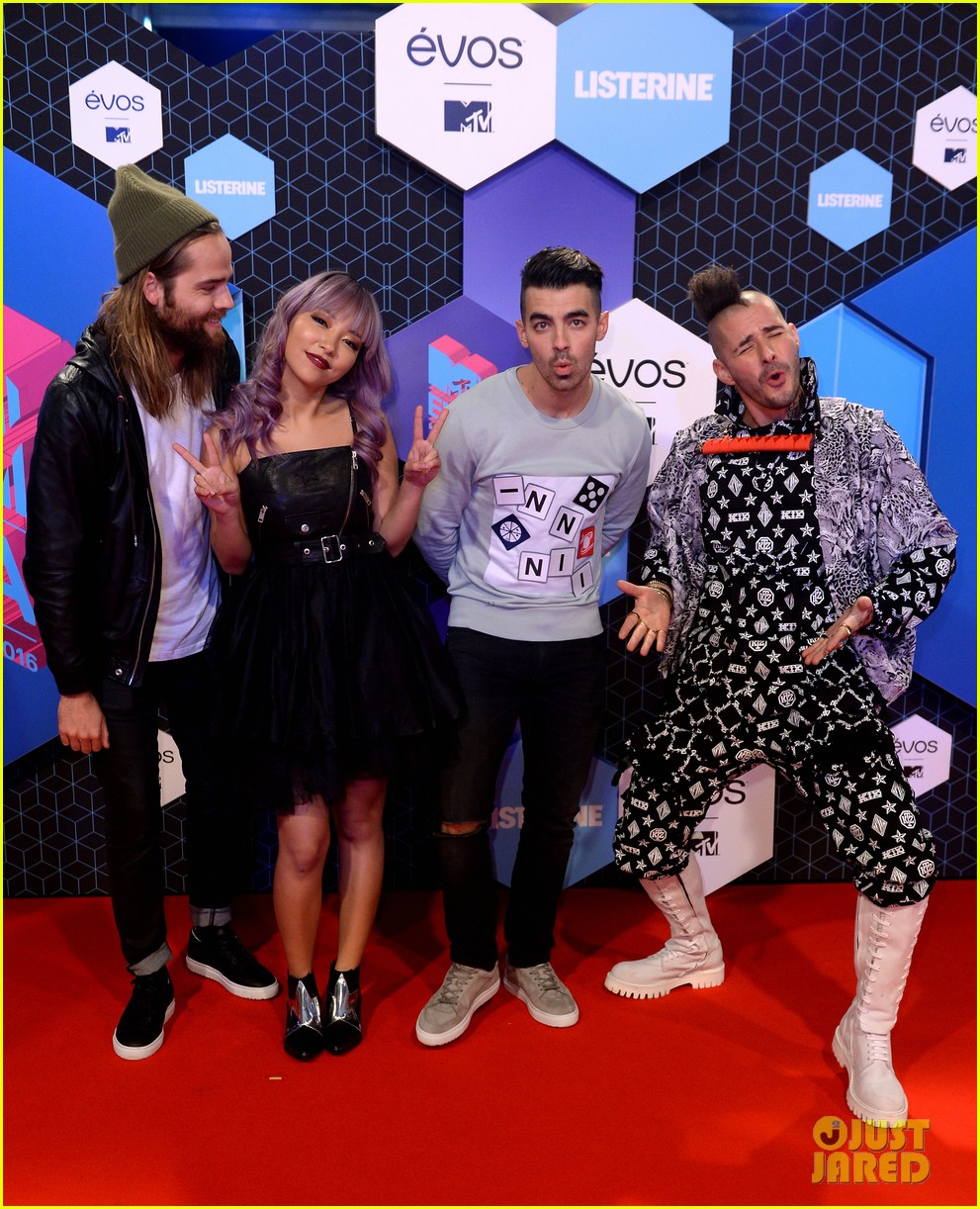 dnce brings body moves to mtv ema 2016 01