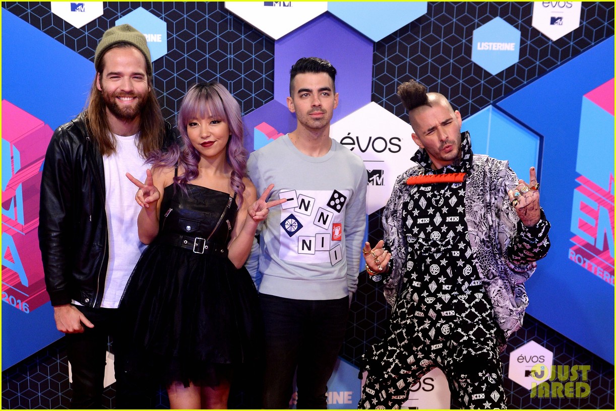 dnce brings body moves to mtv ema 2016 06